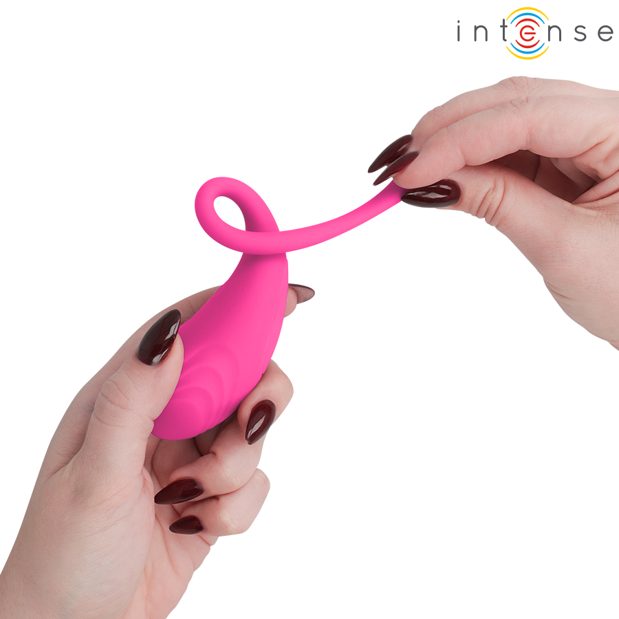 Œuf vibrant Olivia Intense rose tenu entre les doigts, queue en boucle