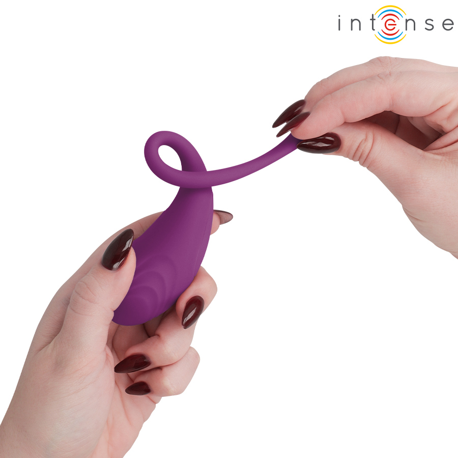 Œuf vibrant Olivia Intense violet tenu par sa queue entre deux doigts