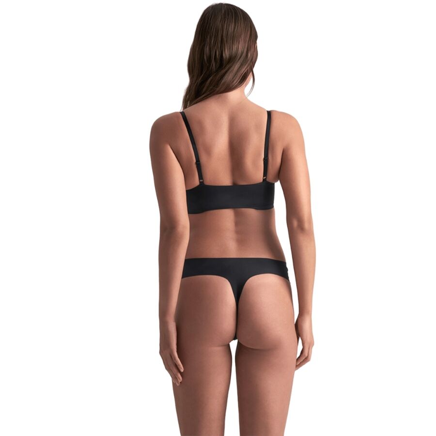 String invisible noir Bye Bra porté de dos avec un soutien-gorge à bretelles fines