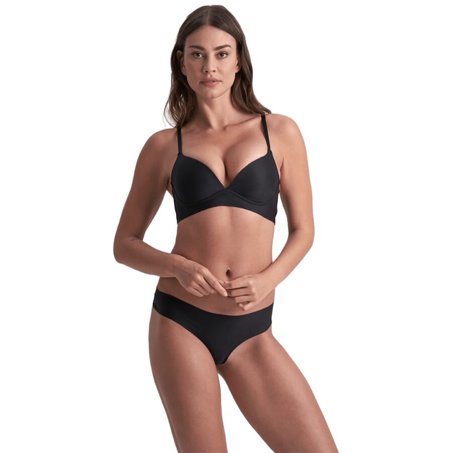 Femme portant le string invisible noir Bye Bra avec un soutien-gorge noir, de face