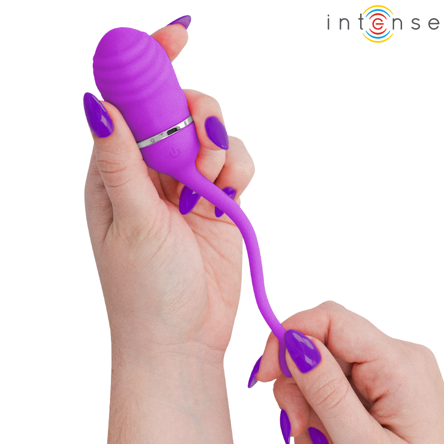 Main tenant l'œuf vibrant Sookie Intense violet par sa queue