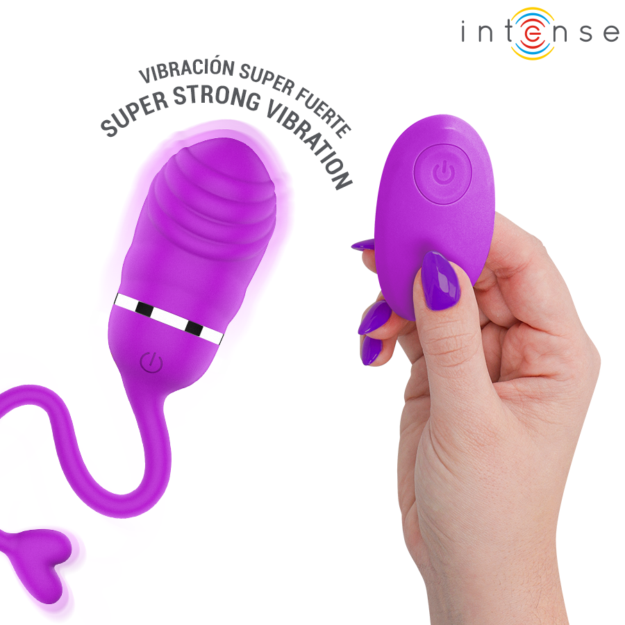 Télécommande violette tenue en main près de l'œuf vibrant Sookie Intense