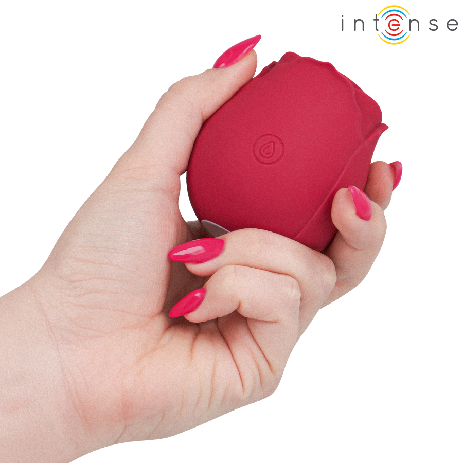 Main tenant le stimulateur clitoridien rose Camellia rouge d'Intense, bouton visible