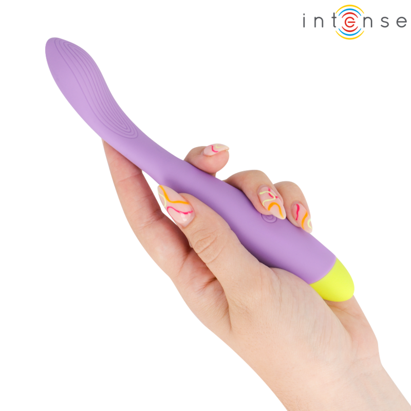 Main tenant le vibromasseur point G Lucca lilas d'Intense et sa base jaune