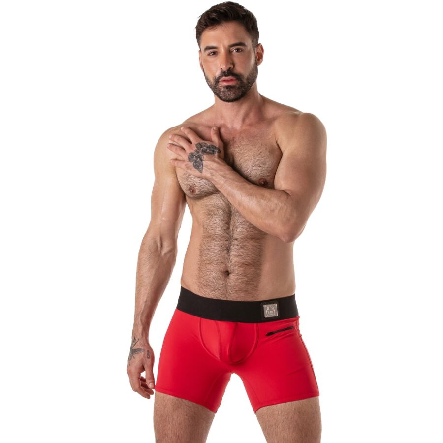 Boxer rouge Locker Gear porté de face, vue d'ensemble de la coupe longue
