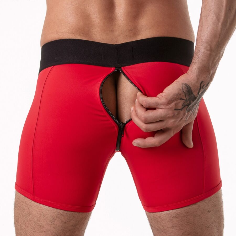 Main ouvrant le zip au dos du boxer rouge Locker Gear pour un accès direct