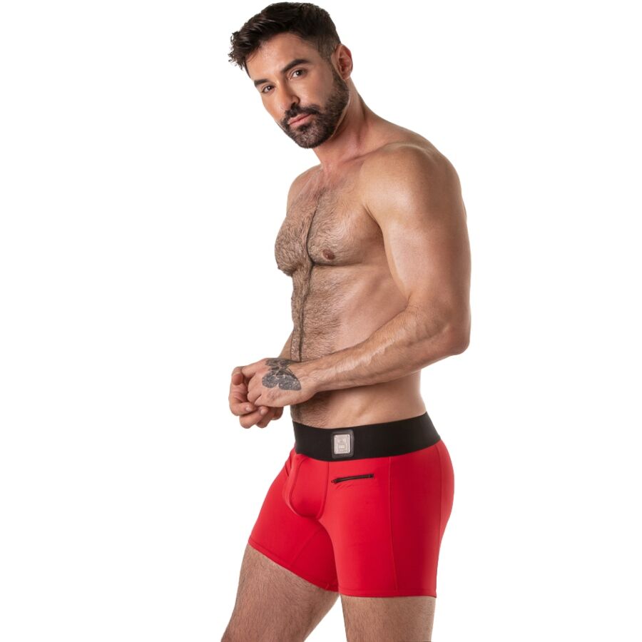 Homme de trois quarts en boxer rouge Locker Gear, main sur la poche latérale