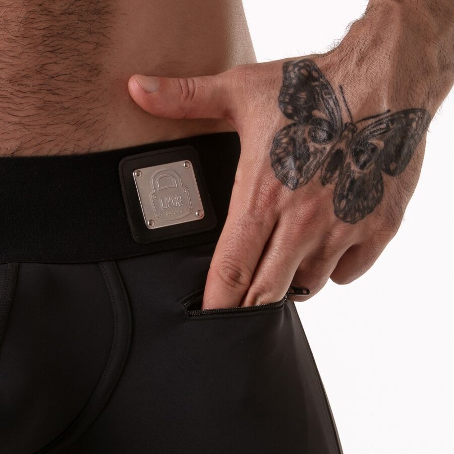 Gros plan sur la plaque métallique et la poche zippée du boxer Locker Gear noir