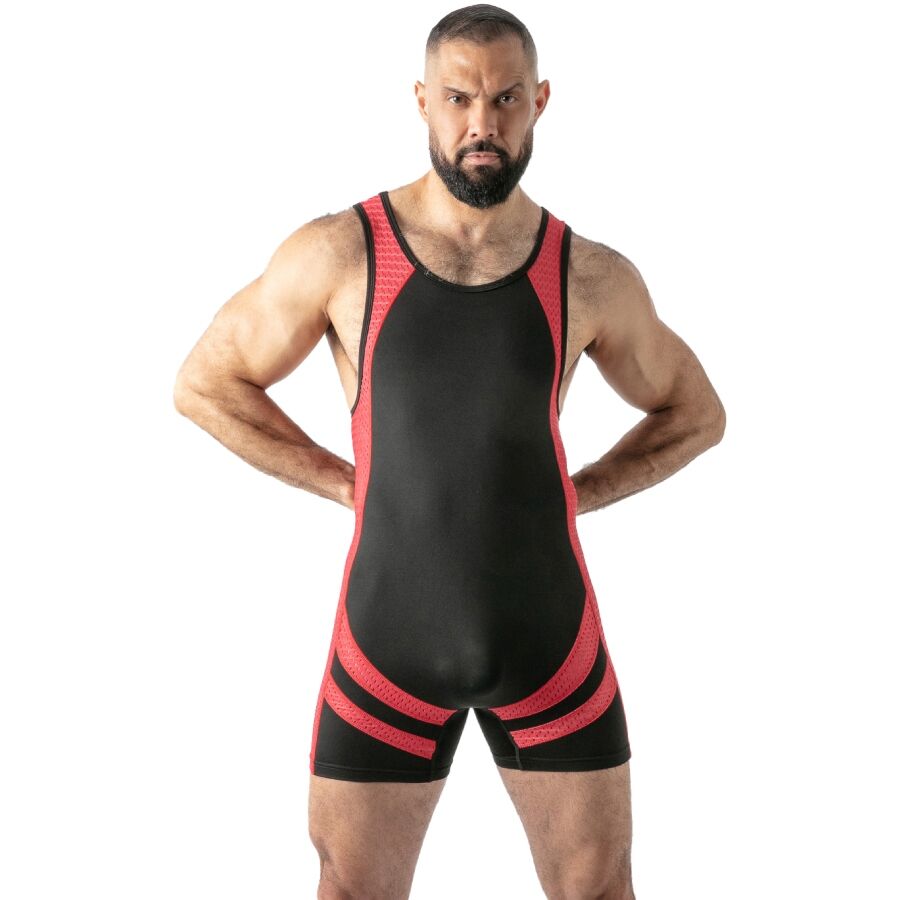 Homme de face en singlet Locker Gear noir et rouge, mains sur les hanches