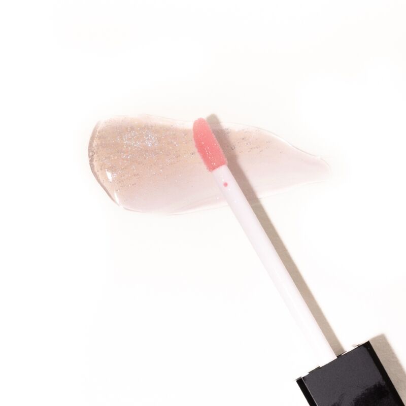 Texture rose nacrée du gloss Pink Pulse Eye Of Love étalée avec son applicateur