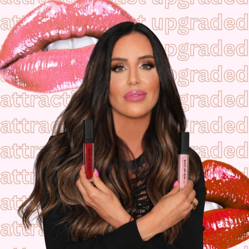 Femme brune présentant les glosses Matchmaker Pink Pulse et Crimson Kiss