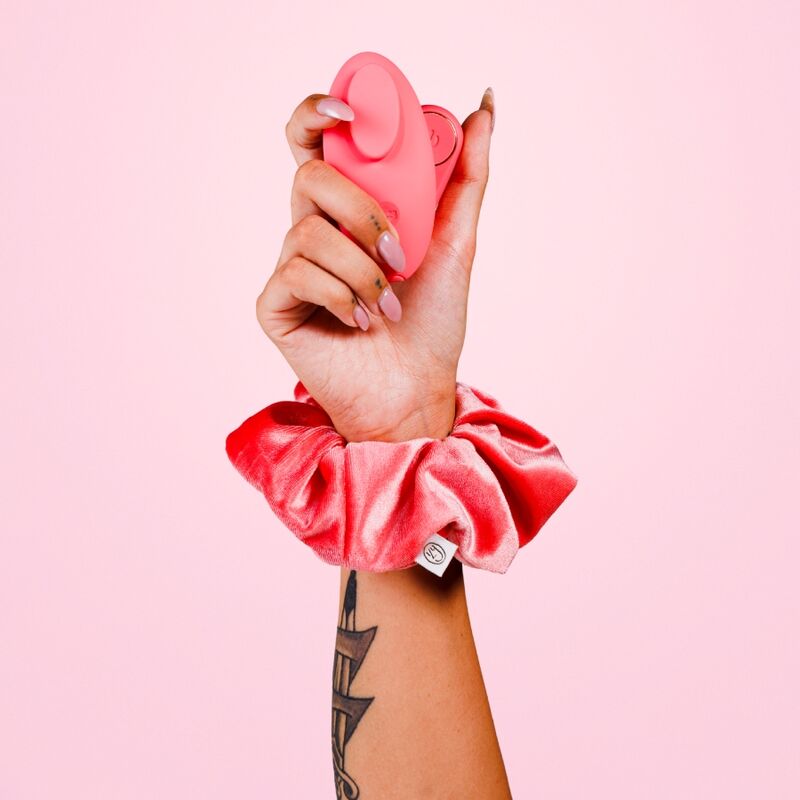 Poignet orné d'un chouchou tenant le vibromasseur ILY Panty Vibe de Je Joue